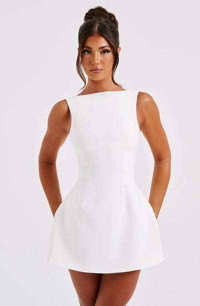 Schmal geschnittenes rückenfreies Kleid
