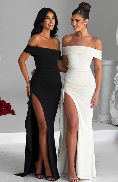 Modisches Kleid mit Schlitz