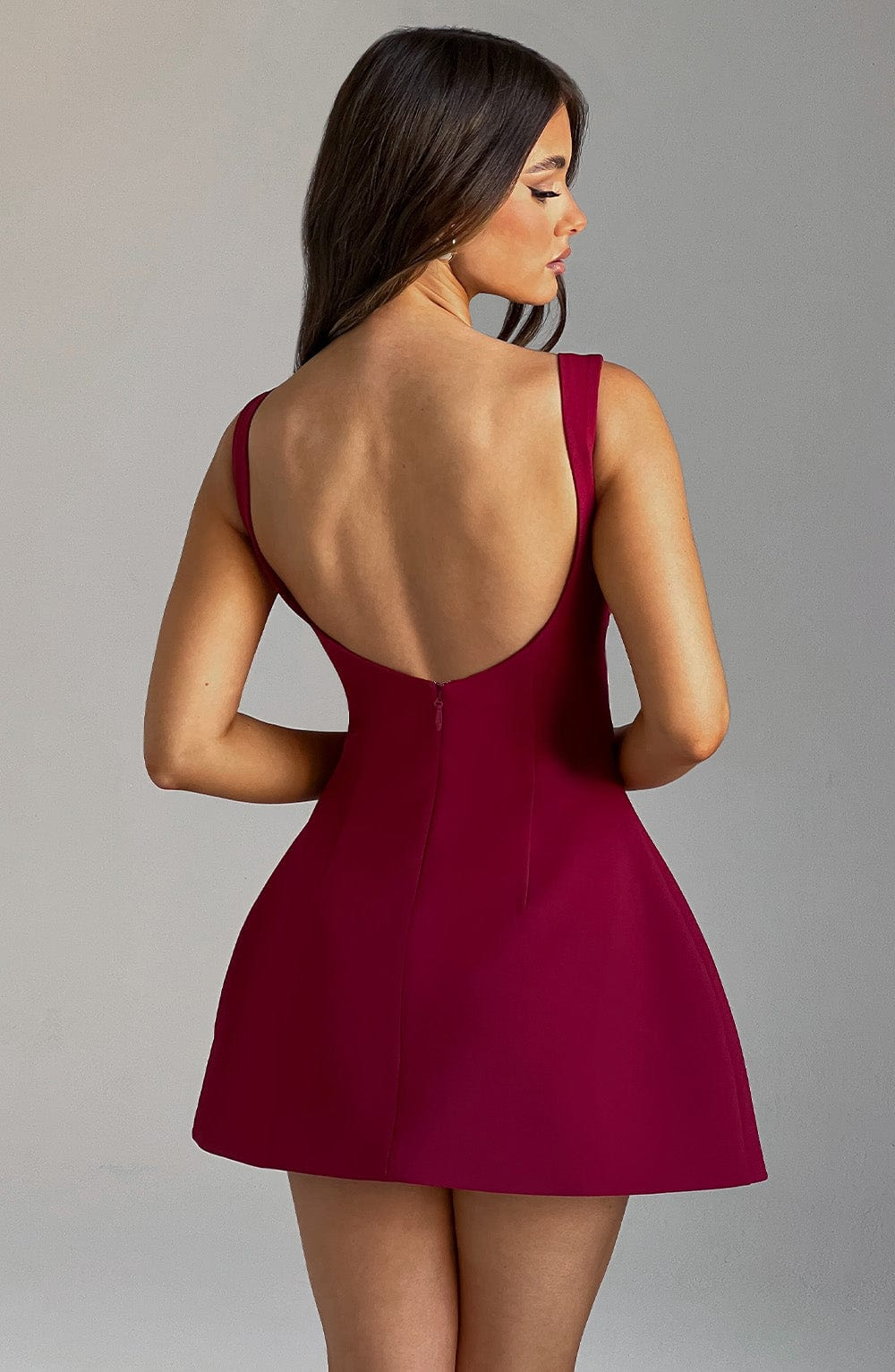 Schmal geschnittenes rückenfreies Kleid