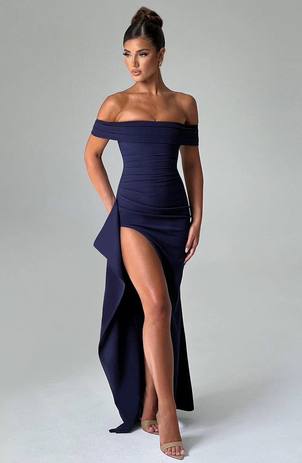 Modisches Kleid mit Schlitz