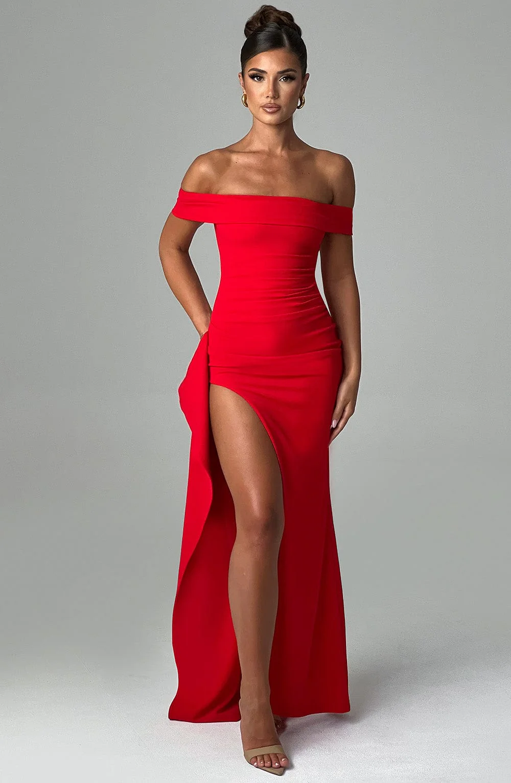 Modisches Kleid mit Schlitz