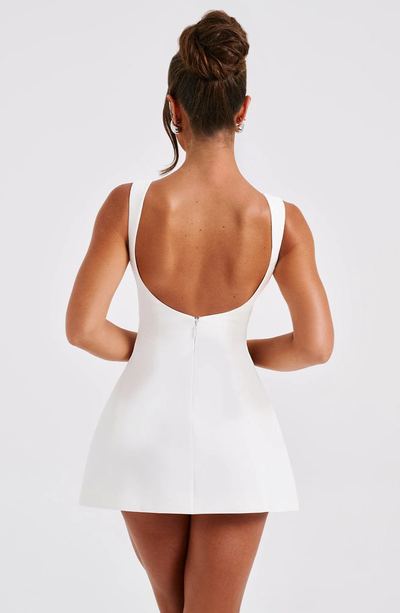 Schmal geschnittenes rückenfreies Kleid